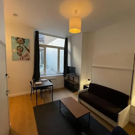 200m De La Grand Place Apartman *